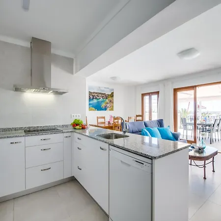 Seafront Apartment, 200m From Apartment